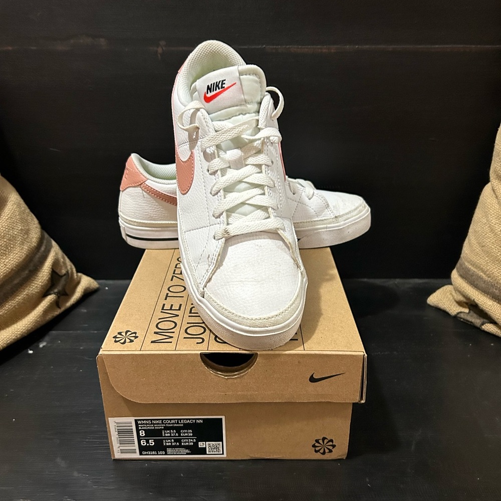 Women’s Nike court Legacy size 8 white/team orange/black/rose whisper